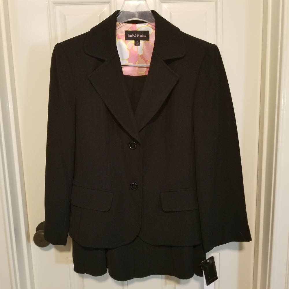 Beautiful new with tags Isabel & Nina 2pc black suit.  Size 6.